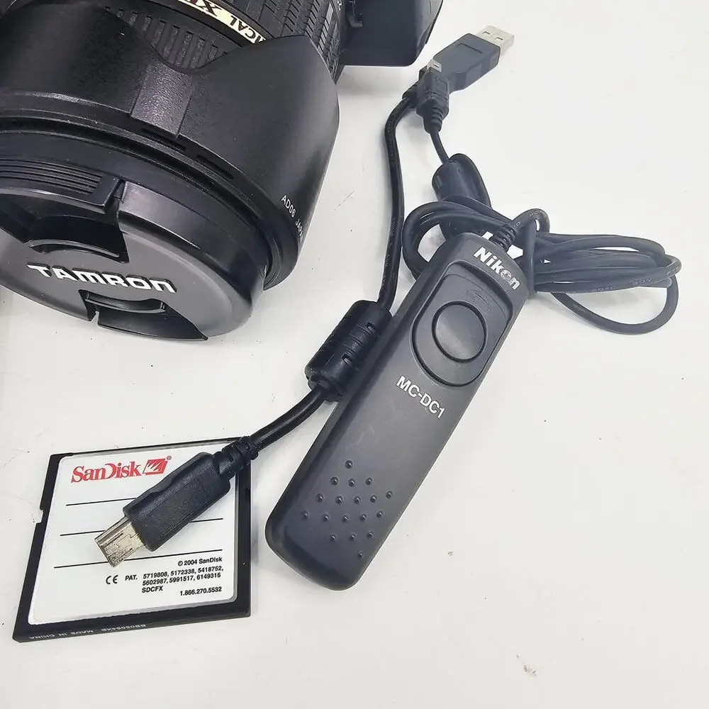 Nikon D70S 6.1MP Digital SLR Camera Kit 18-70mm Nikkor 4-5.6/70-300 TESTED